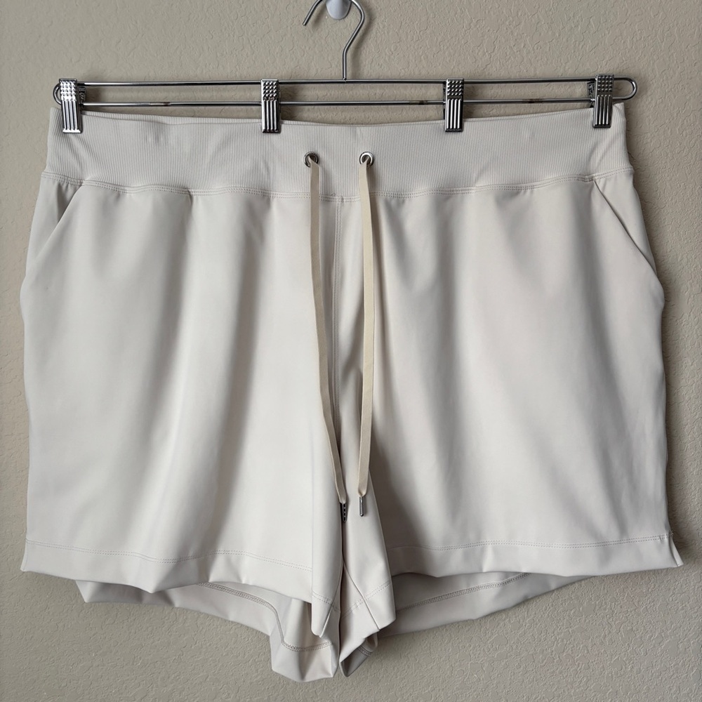 LIVI 22/24 Stretch Woven Athleisure Stretch Waist Shorts Lane Bryant